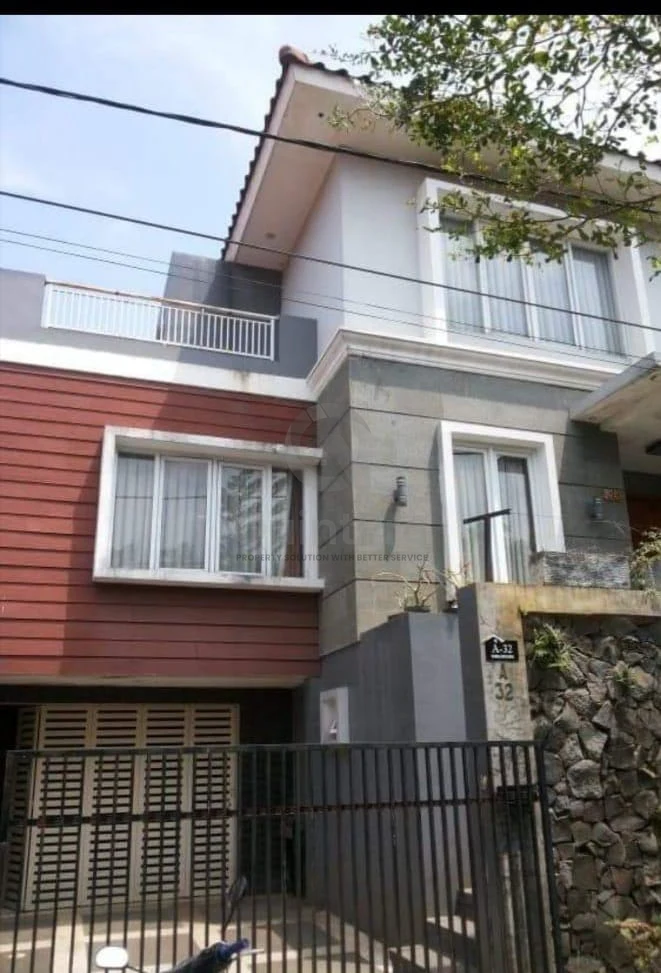 Rumah 6KT 7KM 350m² di Bandung, Modern Balkon Setiap Kamar SHM — foto 2