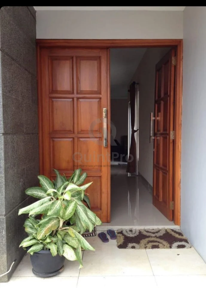 Rumah 6KT 7KM 350m² di Bandung, Modern Balkon Setiap Kamar SHM — foto 3