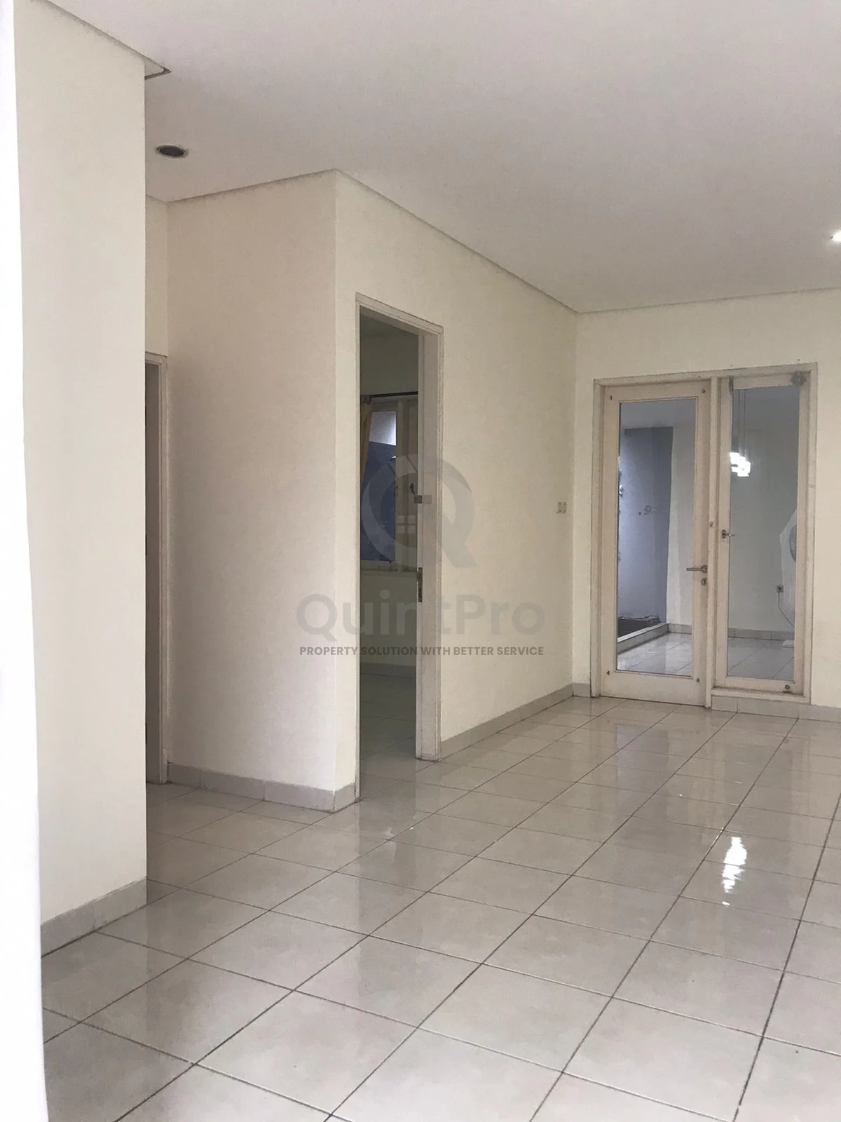 Rumah 2KT 2 Lantai Disewa di Neo Catalonia Tangerang, SHM Halaman Asri — foto 2