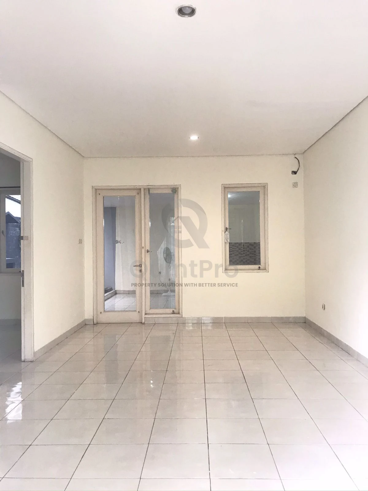 Rumah 2KT 2 Lantai Disewa di Neo Catalonia Tangerang, SHM Halaman Asri — foto 3
