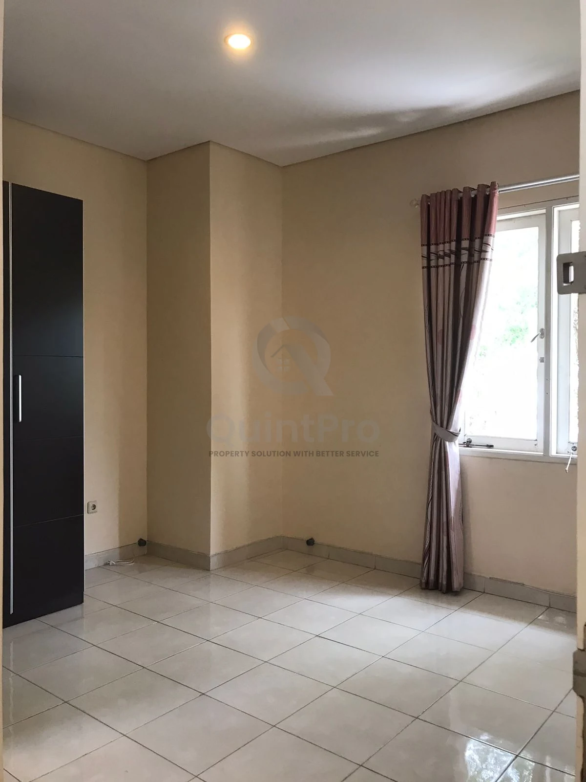 Rumah 2KT 2 Lantai Disewa di Neo Catalonia Tangerang, SHM Halaman Asri — foto 4