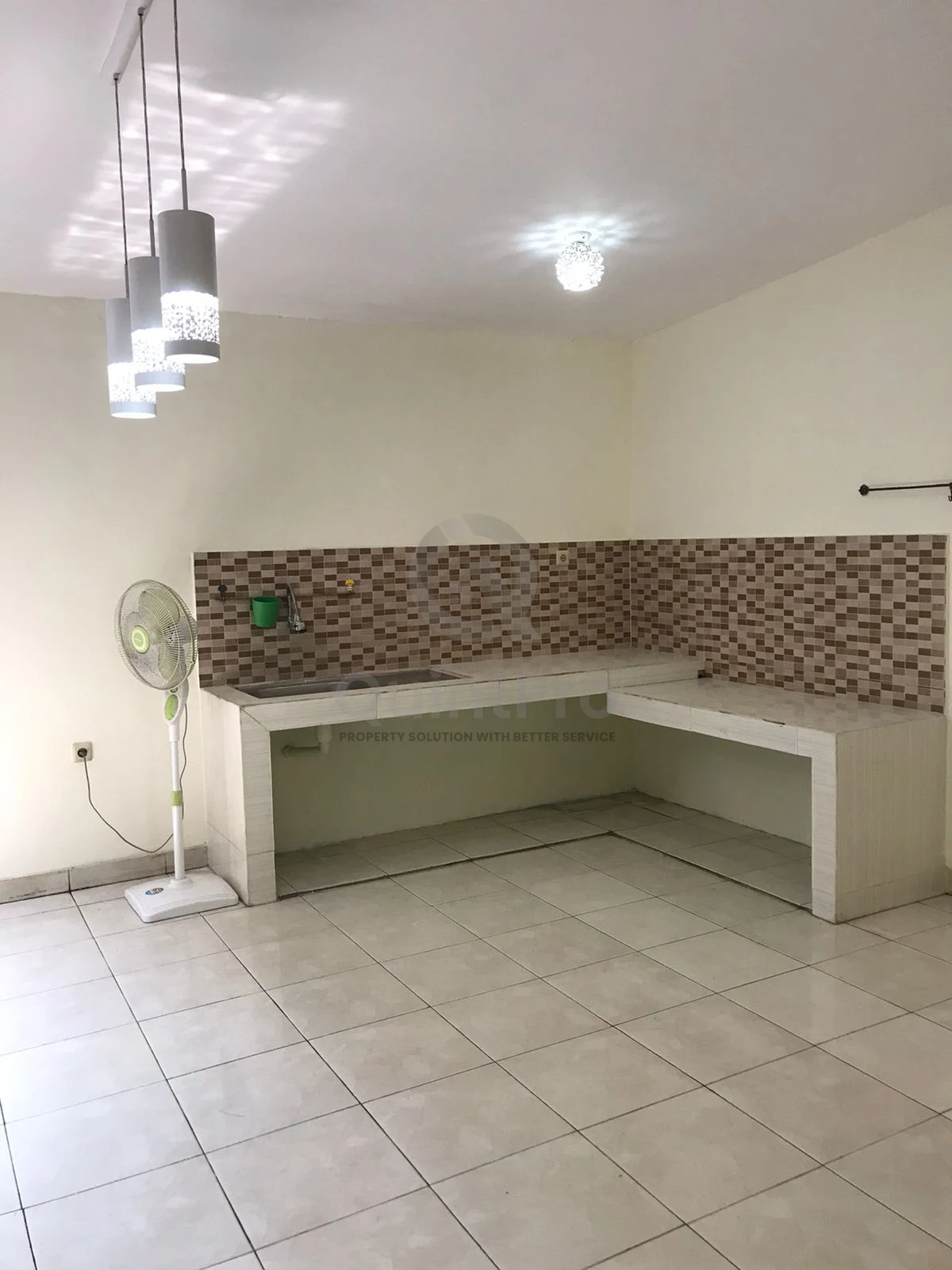 Rumah 2KT 2 Lantai Disewa di Neo Catalonia Tangerang, SHM Halaman Asri — foto 5