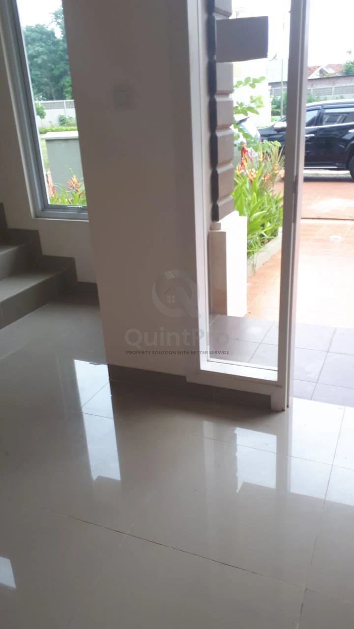 Rumah 4KT 3 Lantai di Cluster Samara Gading Serpong, Desain Klasik SHM — foto 4