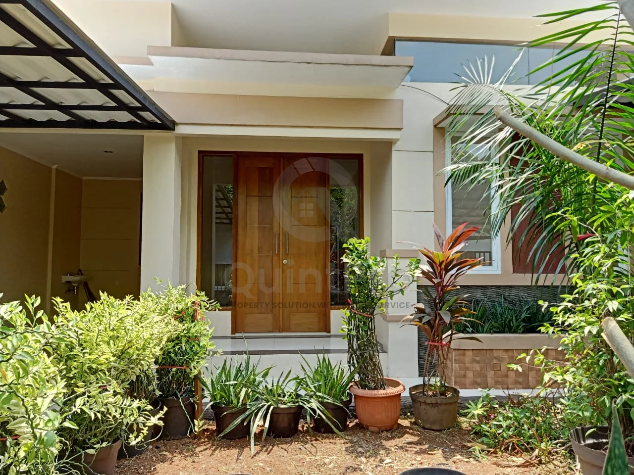 Rumah Modern 3+1KT 300m² di Kencana Loka BSD, Halaman Hijau Asri SHM