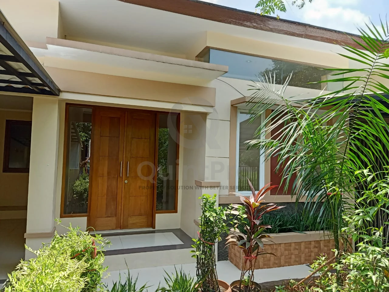 Rumah Modern 3+1KT 300m² di Kencana Loka BSD, Halaman Hijau Asri SHM — foto 2