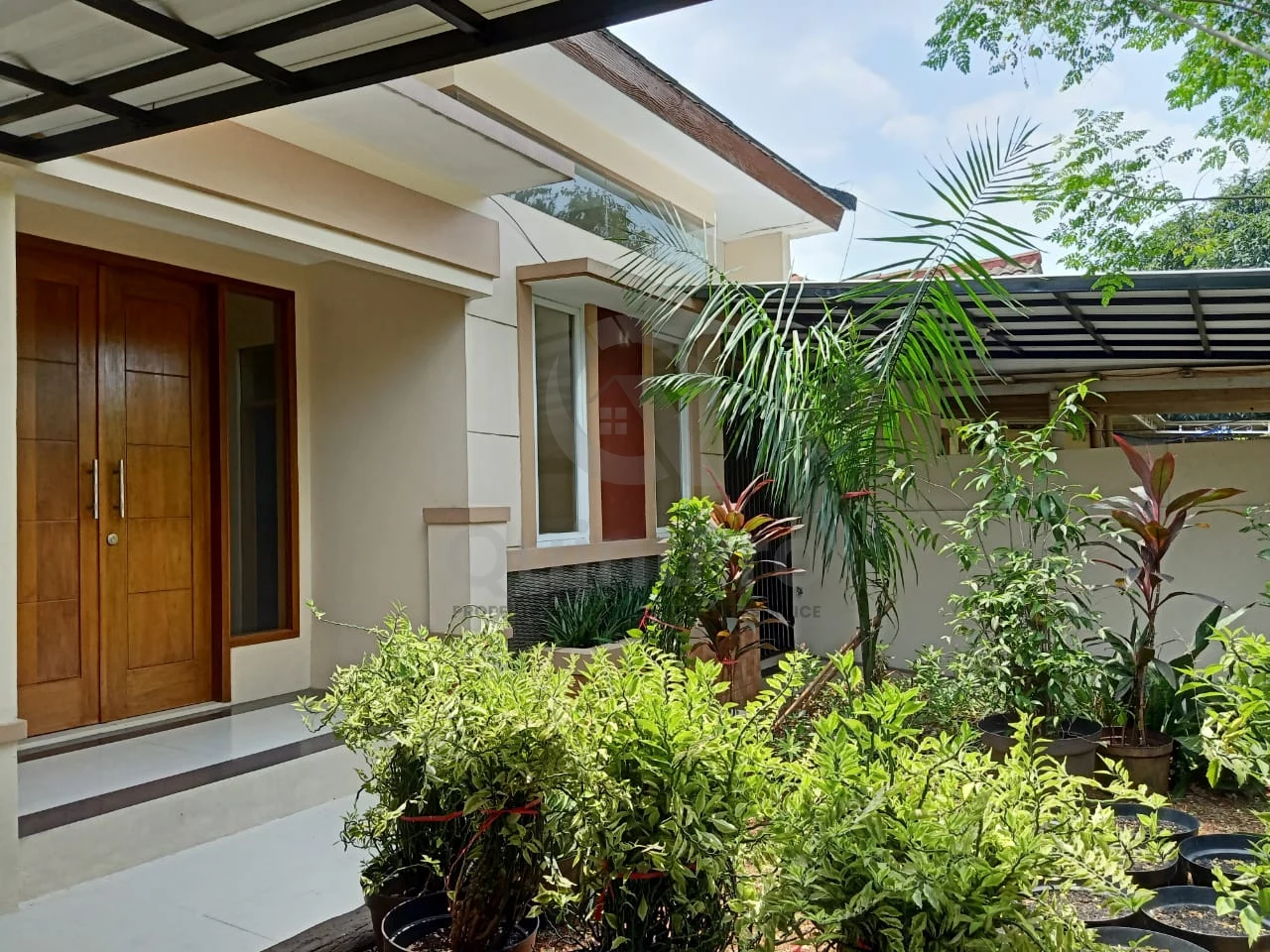 Rumah Modern 3+1KT 300m² di Kencana Loka BSD, Halaman Hijau Asri SHM — foto 3