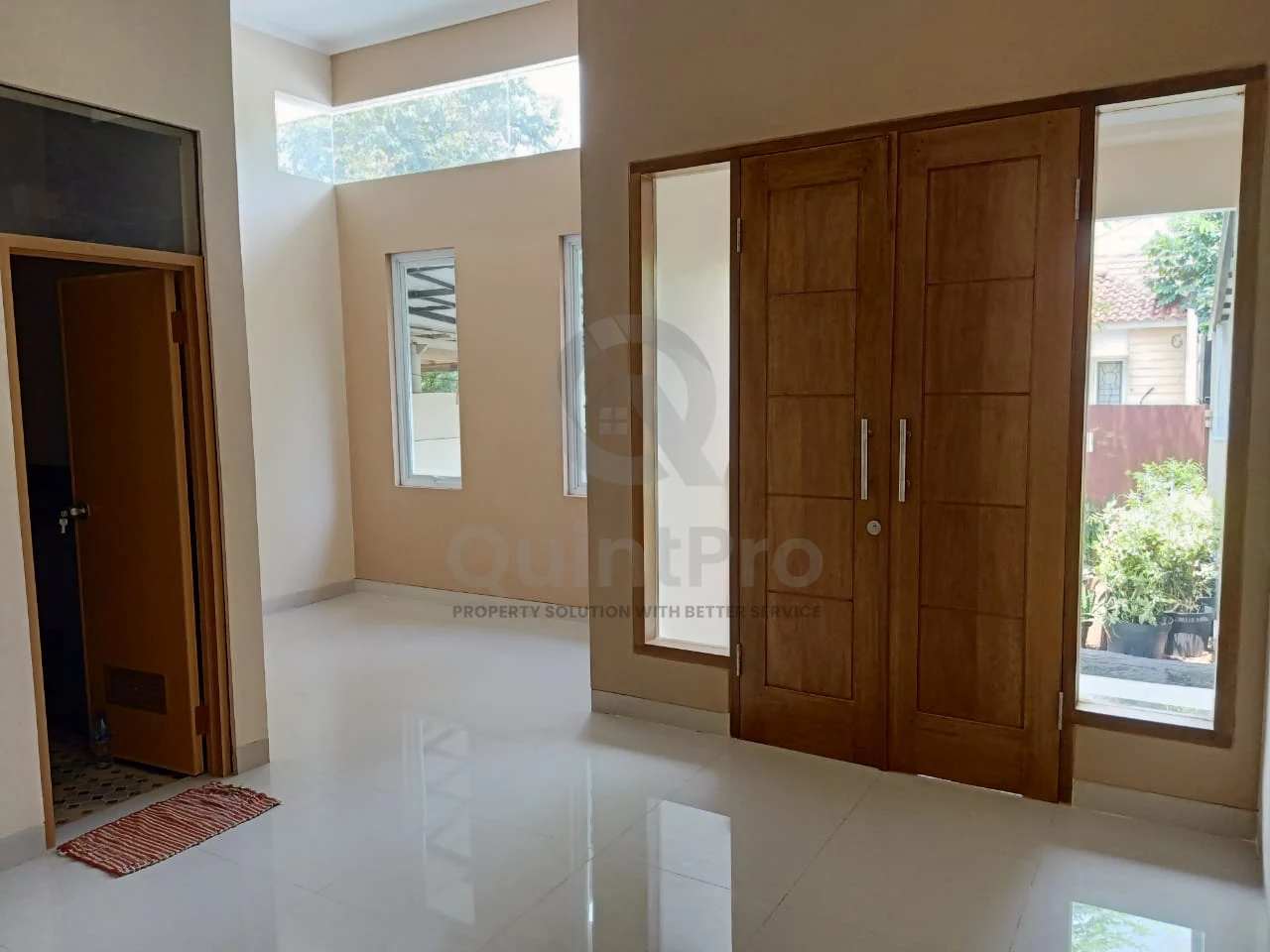 Rumah Modern 3+1KT 300m² di Kencana Loka BSD, Halaman Hijau Asri SHM — foto 4