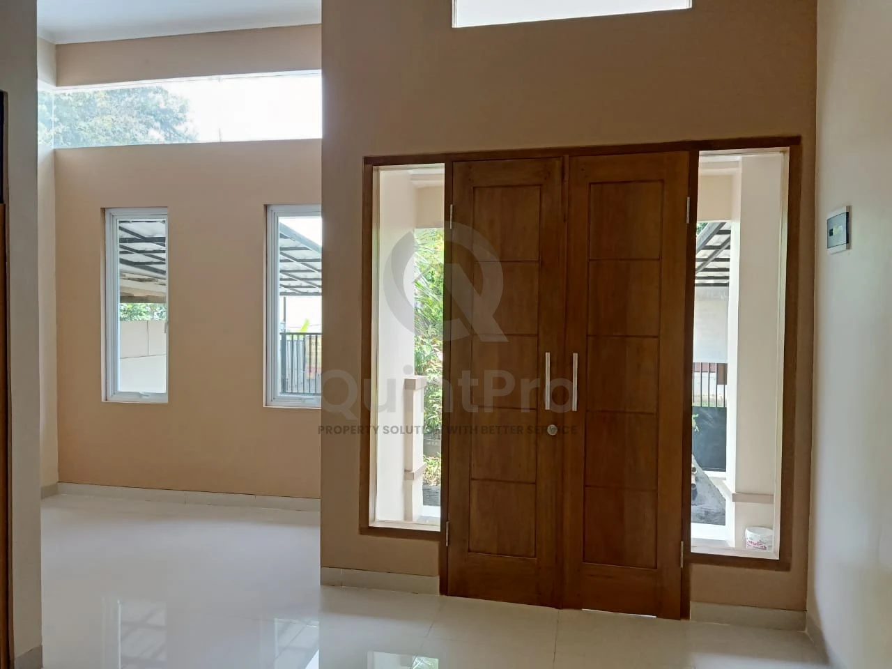 Rumah Modern 3+1KT 300m² di Kencana Loka BSD, Halaman Hijau Asri SHM — foto 5