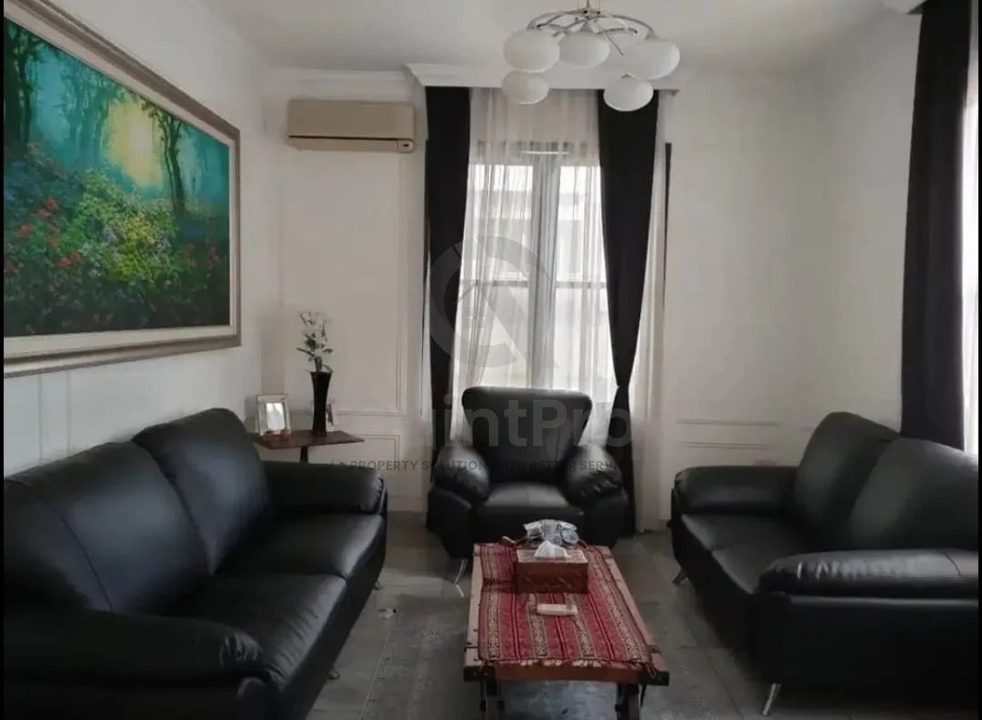 Rumah Klasik 5KT 3 Lantai di Cipete Raya Jakarta, SHM Halaman Asri — foto 4