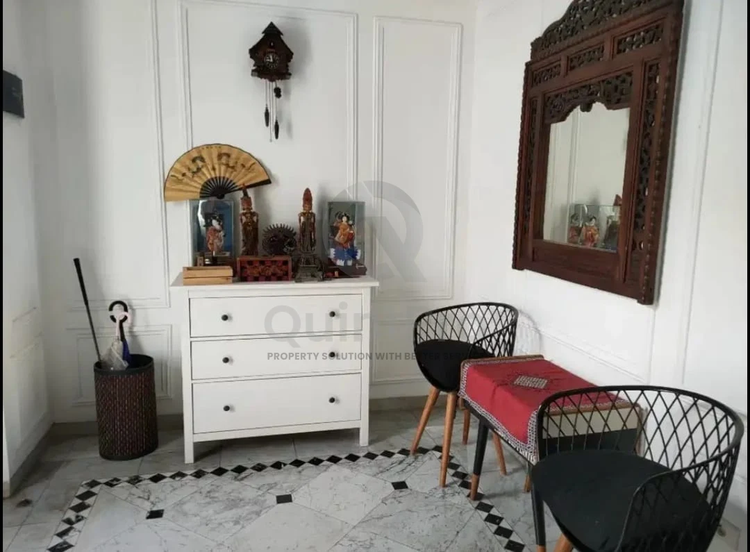 Rumah Klasik 5KT 3 Lantai di Cipete Raya Jakarta, SHM Halaman Asri — foto 5