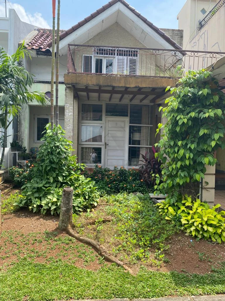 Rumah 4KT 2 Lantai di Alam Sutera Tangerang Selatan, Halaman Hijau Asri SHM