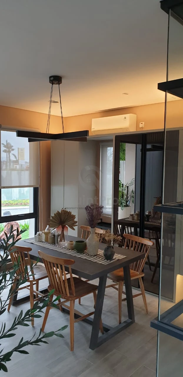 Rumah Modern 3 Lantai 2KT di De Latinos Tangerang Selatan, HGB Minimalis — foto 3