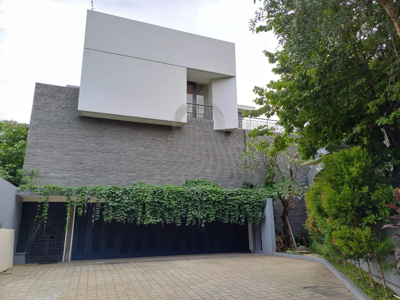 Rumah Mewah 5+2KT 3 Lantai di Bukit Golf Terrace BSD, Kolam Renang Kolam Koi SHM