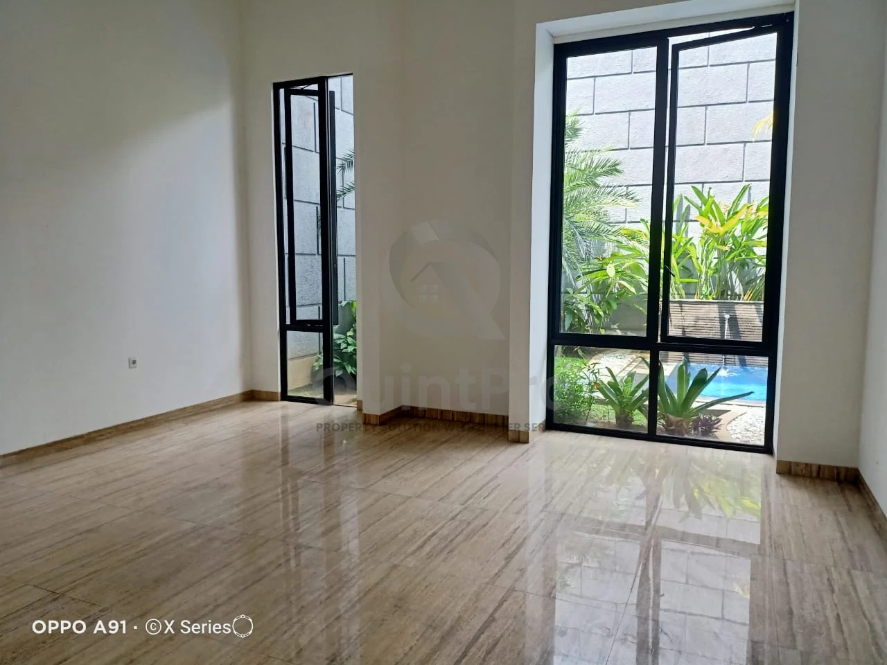 Rumah Mewah 5+2KT 3 Lantai di Bukit Golf Terrace BSD, Kolam Renang Kolam Koi SHM — foto 4