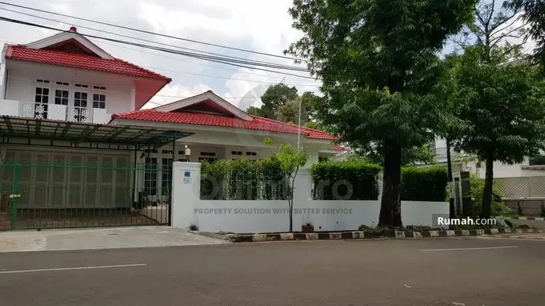 Rumah Hook 4+1KT 411m² Pejaten Pasar Minggu, 2 Lantai Halaman Luas SHM