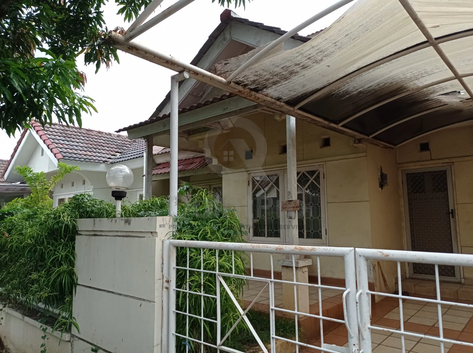 Rumah 3KT 135m² di Kencana Loka BSD, SHM Halaman Asri Siap Huni