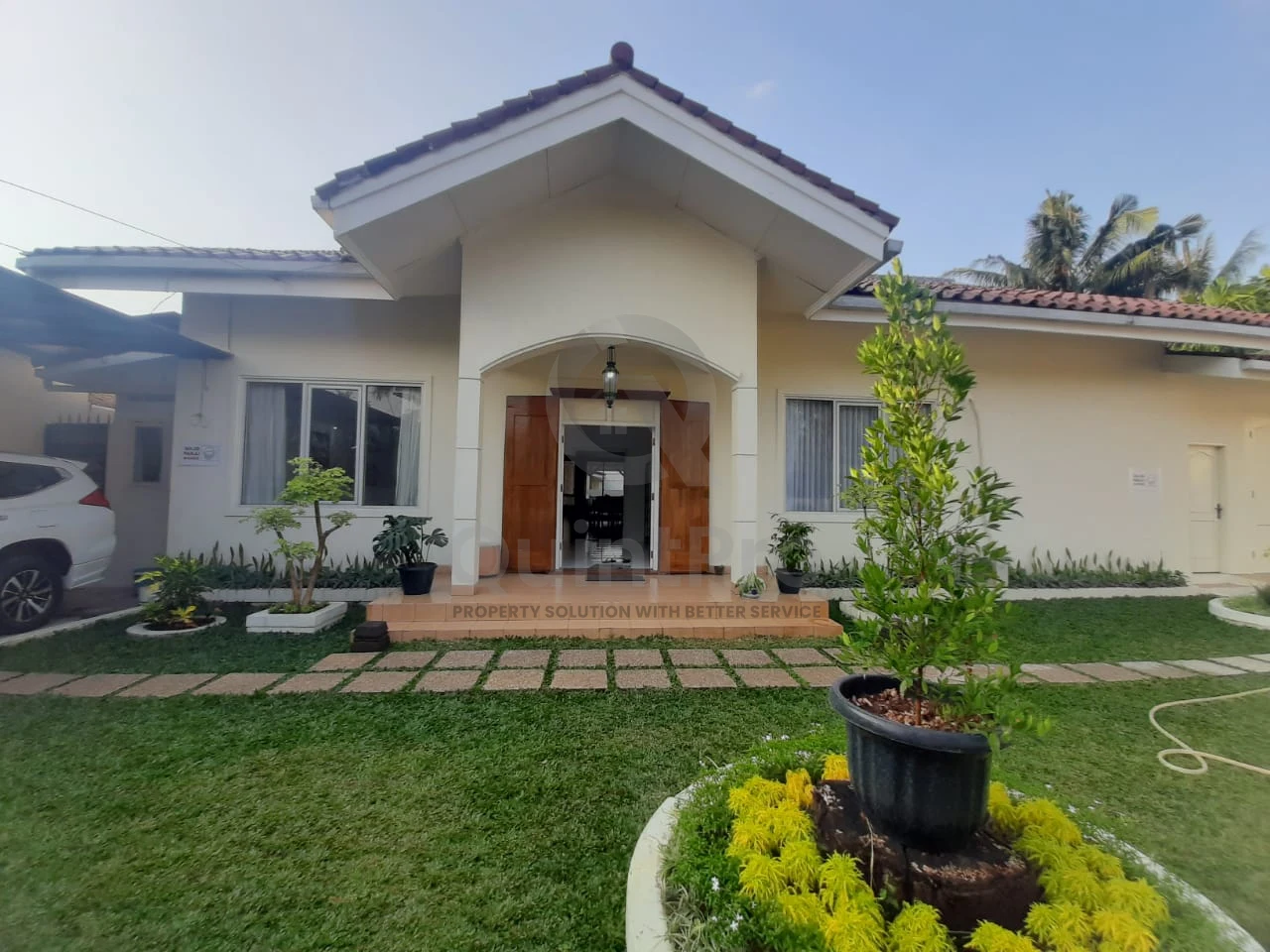 Rumah 3+2KT 685m² Ciputat, Halaman Asri Kolam Renang SHM