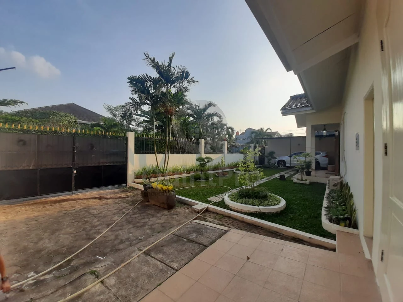 Rumah 3+2KT 685m² Ciputat, Halaman Asri Kolam Renang SHM — foto 2