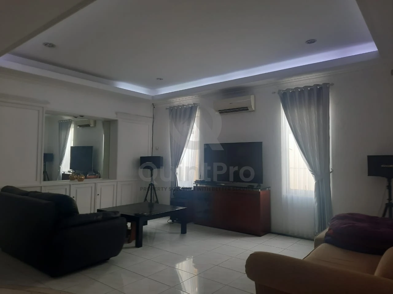 Rumah 3+2KT 685m² Ciputat, Halaman Asri Kolam Renang SHM — foto 3