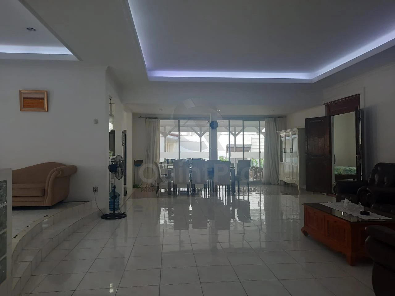 Rumah 3+2KT 685m² Ciputat, Halaman Asri Kolam Renang SHM — foto 5