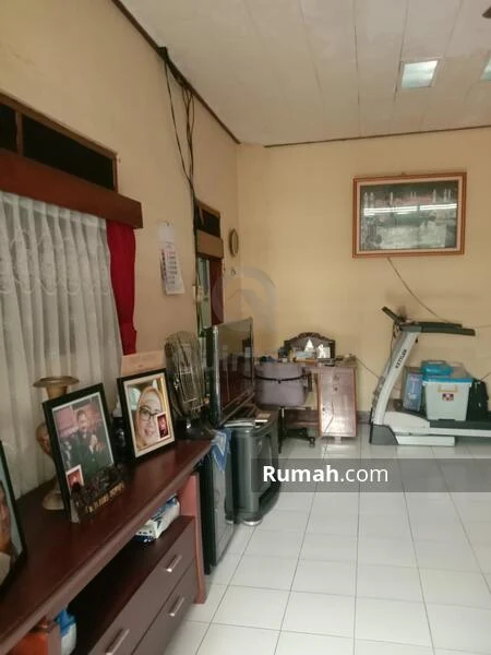 Rumah 5+1KT 2 Lantai di Tebet Jakarta Selatan, Halaman Asri SHM — foto 2