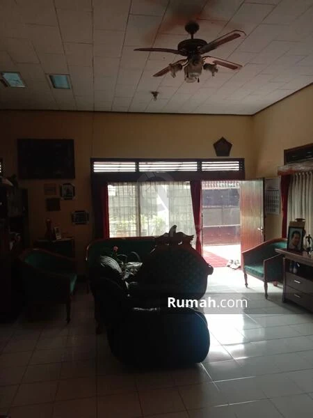Rumah 5+1KT 2 Lantai di Tebet Jakarta Selatan, Halaman Asri SHM — foto 3