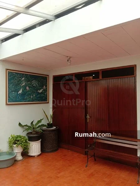 Rumah 5+1KT 2 Lantai di Tebet Jakarta Selatan, Halaman Asri SHM — foto 4