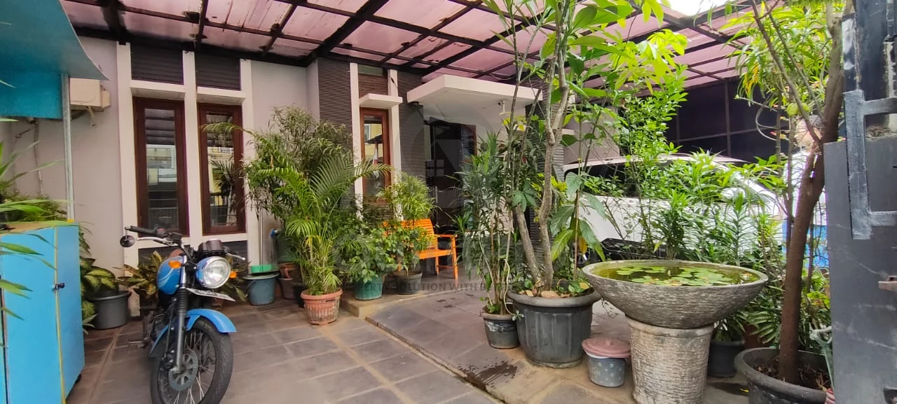 Rumah 3+1KT 180m² di BSD Sektor 1.4, Halaman Hijau Asri SHM