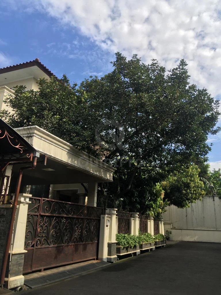 Rumah 5+3KT 600m² Cilandak Timur Jakarta Selatan, 2 Lantai SHM Halaman Asri