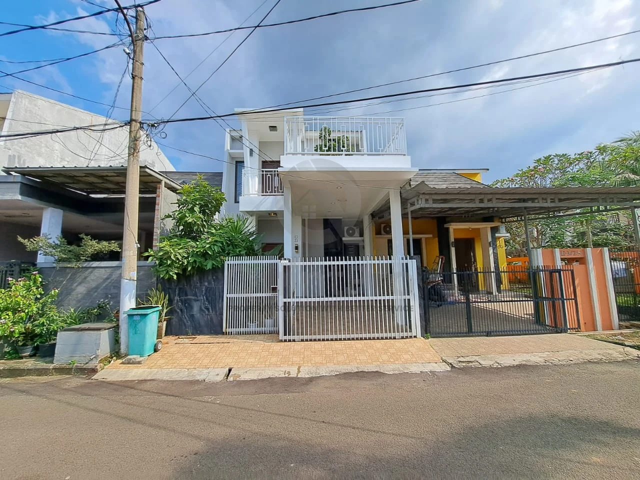 Rumah Modern 4KT 2 Lantai di Serpong Park Emerland, SHM Furnished Strategis