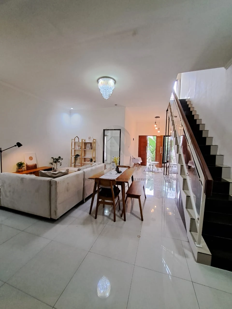 Rumah Modern 4KT 2 Lantai di Serpong Park Emerland, SHM Furnished Strategis — foto 5
