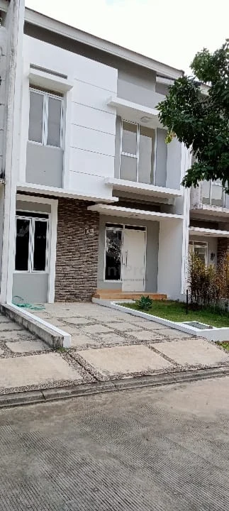 Rumah 3KT 2 Lantai di Serpong Natura, SHM Halaman Asri Siap Huni — foto 2