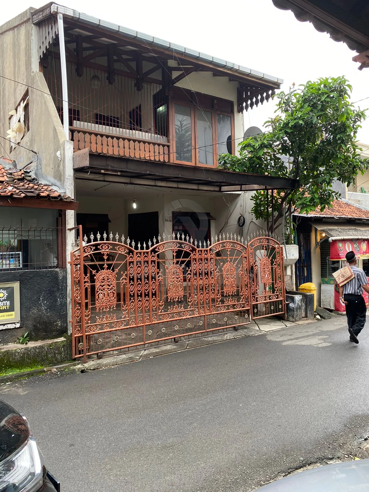 Rumah 4+1KT Disewa di Pegadengan Pancoran Jakarta, 2 Lantai Klasik Asri