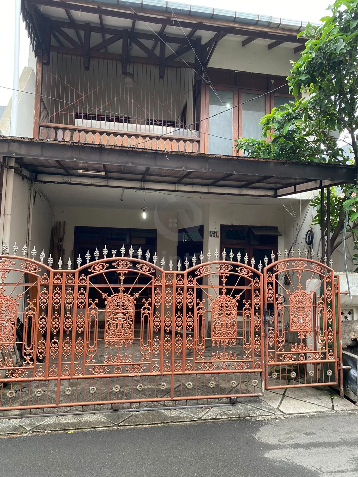 Rumah 4+1KT Disewa di Pegadengan Pancoran Jakarta, 2 Lantai Klasik Asri — foto 2