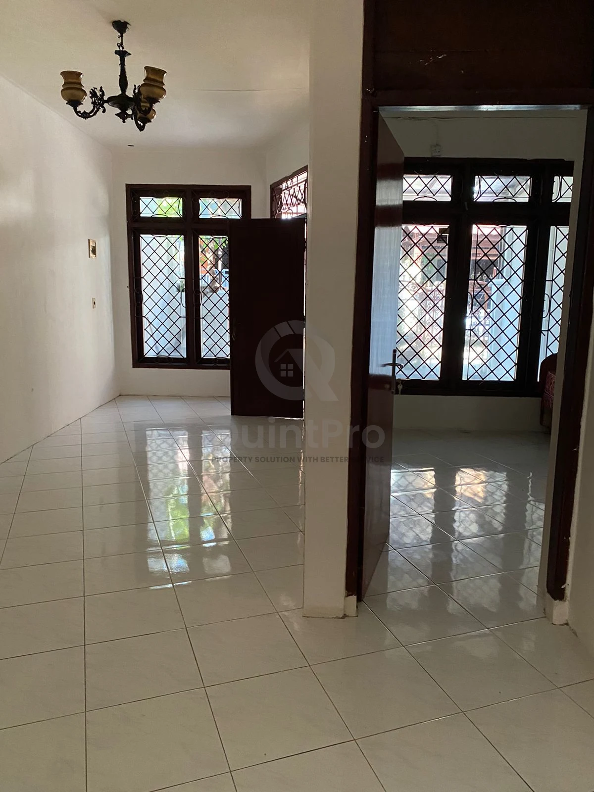 Rumah 4+1KT Disewa di Pegadengan Pancoran Jakarta, 2 Lantai Klasik Asri — foto 3