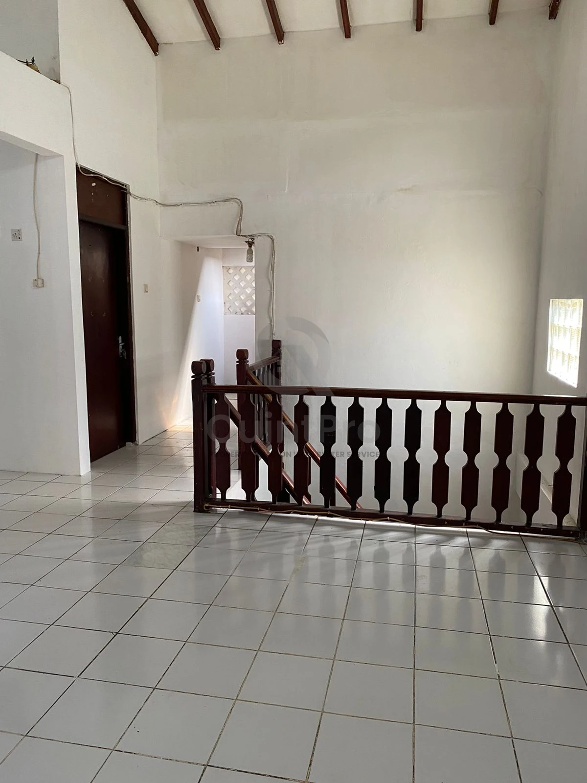 Rumah 4+1KT Disewa di Pegadengan Pancoran Jakarta, 2 Lantai Klasik Asri — foto 5