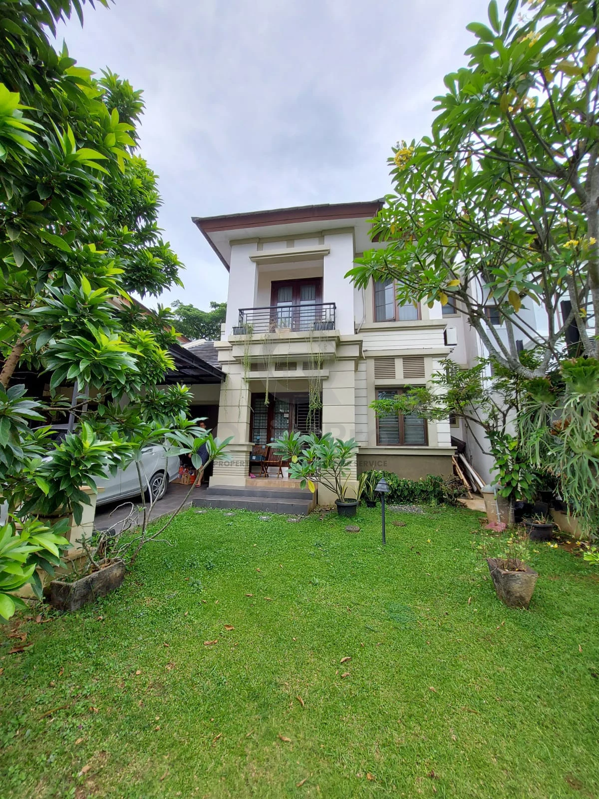 Rumah 4+1KT 250m² Delatinos BSD, 2 Lantai Halaman Asri SHM