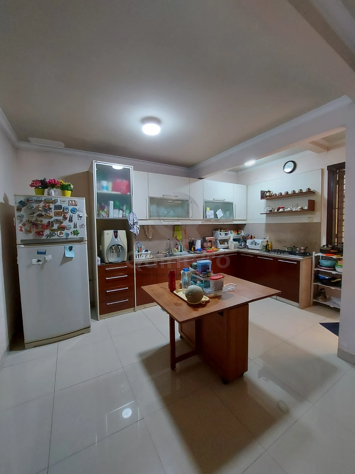 Rumah 4+1KT 250m² Delatinos BSD, 2 Lantai Halaman Asri SHM — foto 3