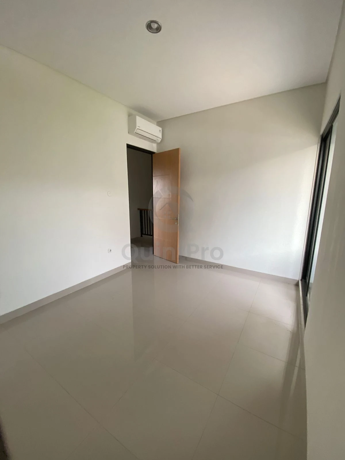 Rumah Modern 3KT 2 Lantai di Naira Residence BSD, SHM Siap Huni — foto 3
