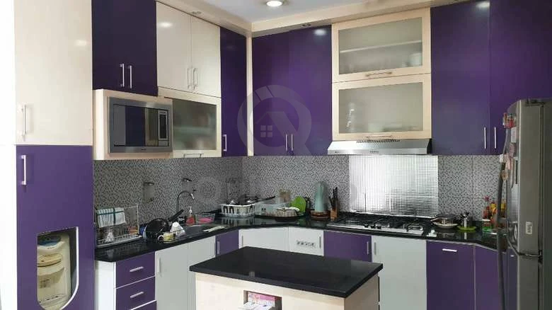 Rumah Modern 4KT 3 Lantai di Icon Cosmo BSD, SHM Halaman Asri — foto 2