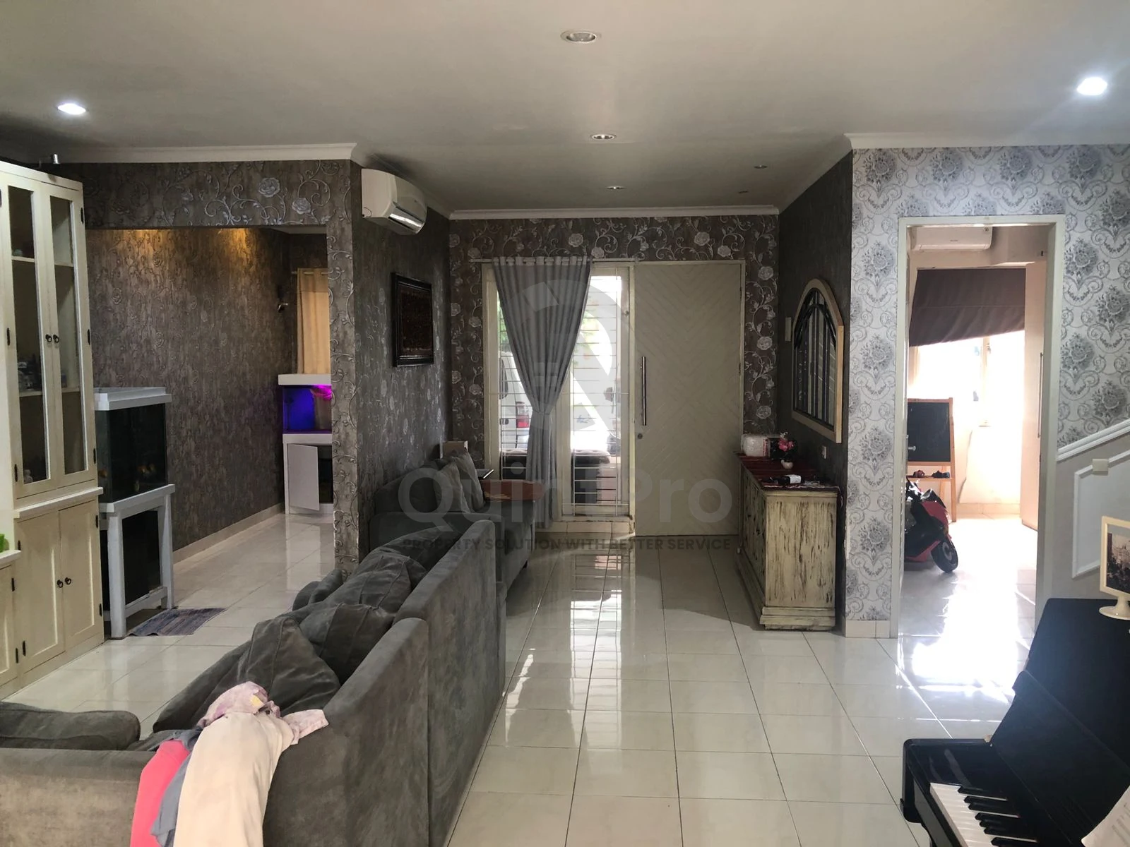 Rumah 4+1KT 250m² de Latinos BSD Tangerang, 2 Lantai SHM Garasi 2 — foto 2