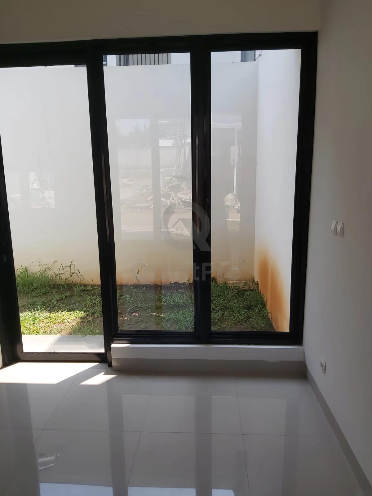 Rumah 2KT 2 Lantai di Naira Residence BSD, SHM Canopi Kolam Renang — foto 2