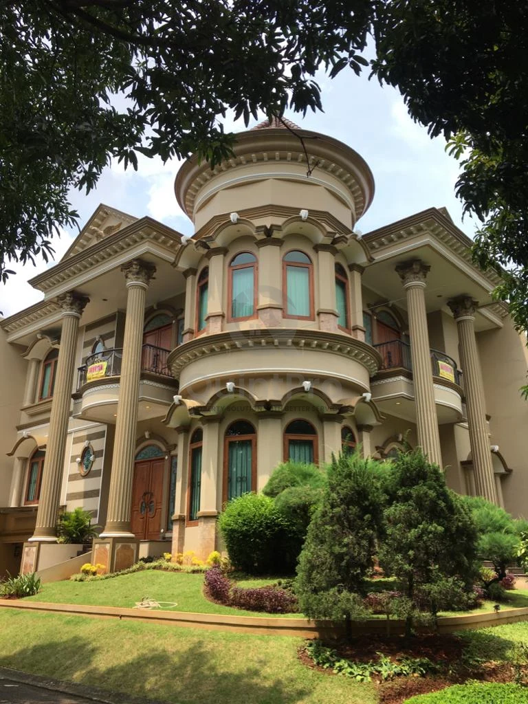Rumah Klasik 5+1KT 3 Lantai di Taman Senayan Bintaro, Halaman Asri SHM