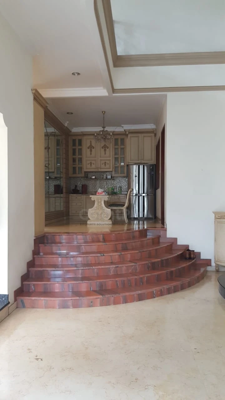 Rumah Klasik 5+1KT 3 Lantai di Taman Senayan Bintaro, Halaman Asri SHM — foto 3