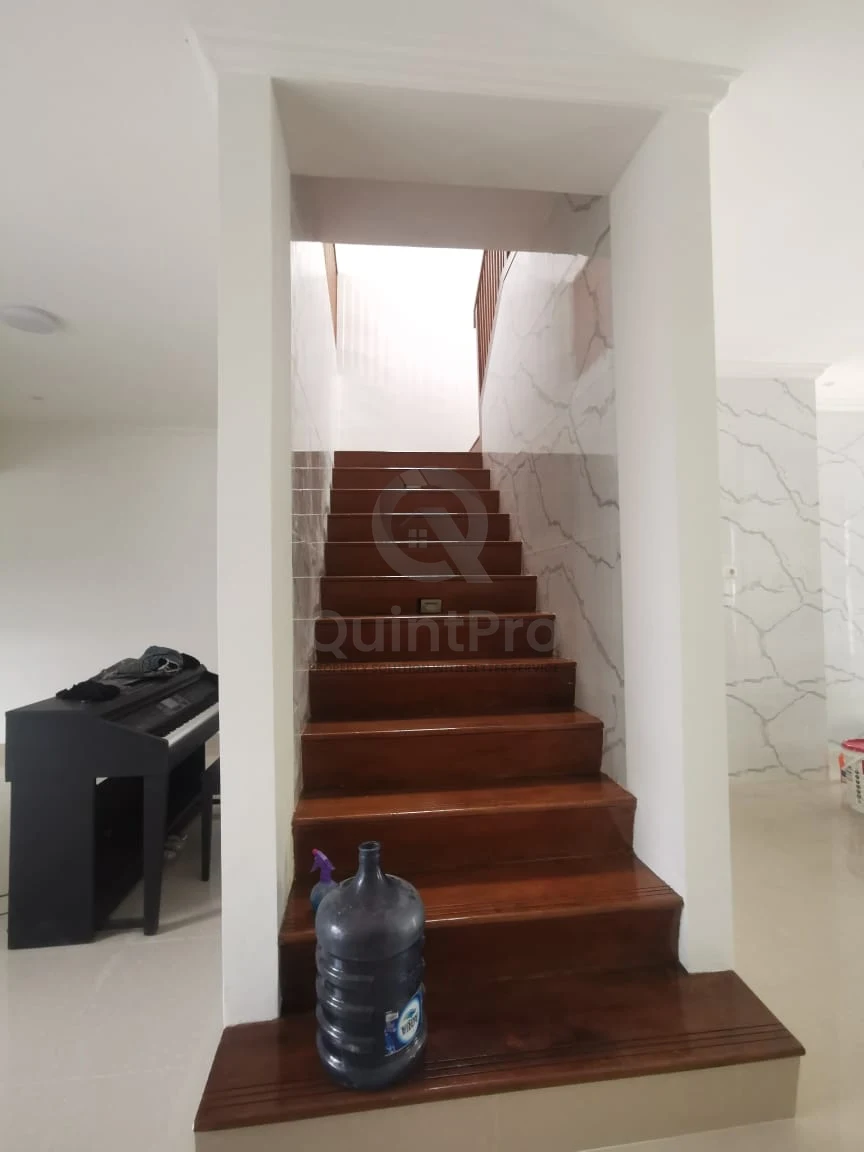 Rumah Modern 5+1KT di De Latinos BSD, 2 Lantai SHM Semi-Furnished Siap Huni — foto 4
