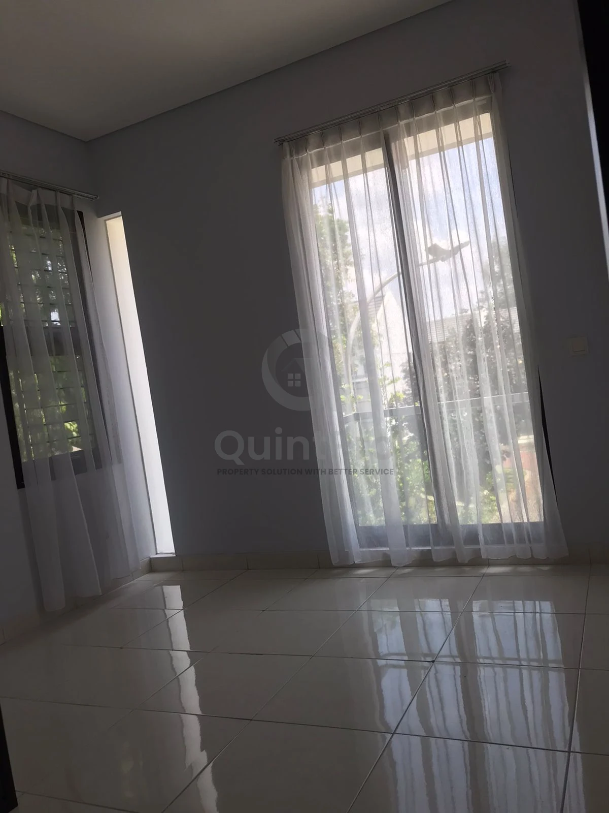 Rumah 2KT 2 Lantai di De Latinos BSD Tangerang Selatan, Bebas Banjir SHM — foto 2