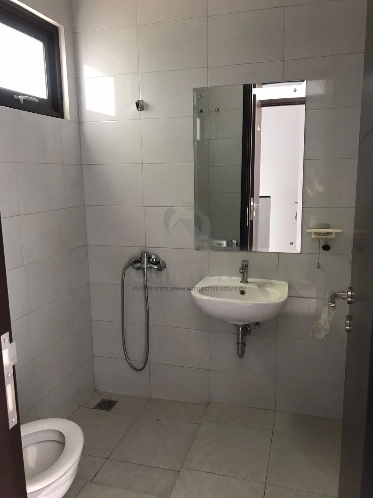 Rumah 2KT 2 Lantai di De Latinos BSD Tangerang Selatan, Bebas Banjir SHM — foto 3