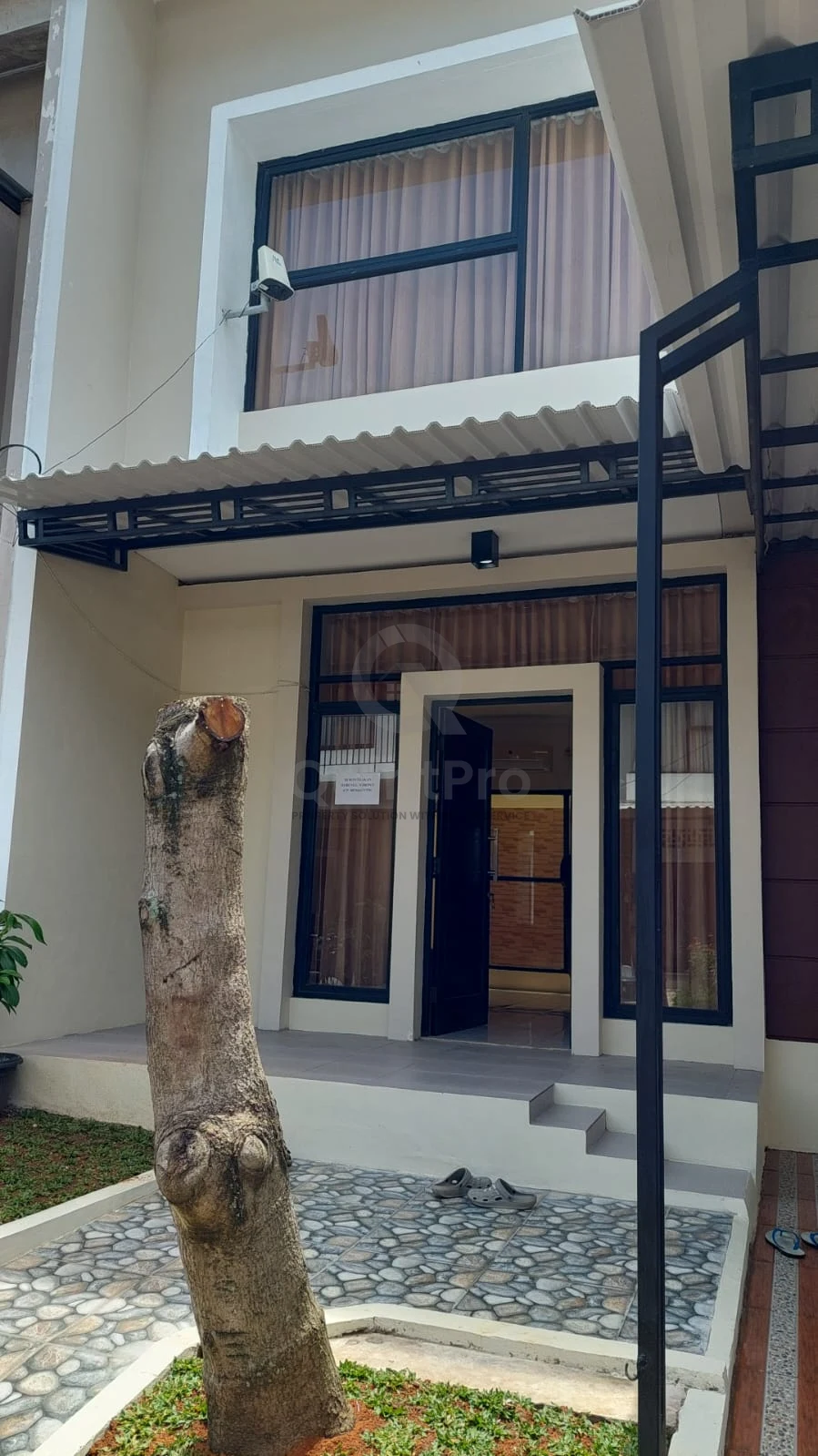Rumah 2KT Disewa di Serpong Estate Serpong, 2 Lantai Modern Semi-Furnished
