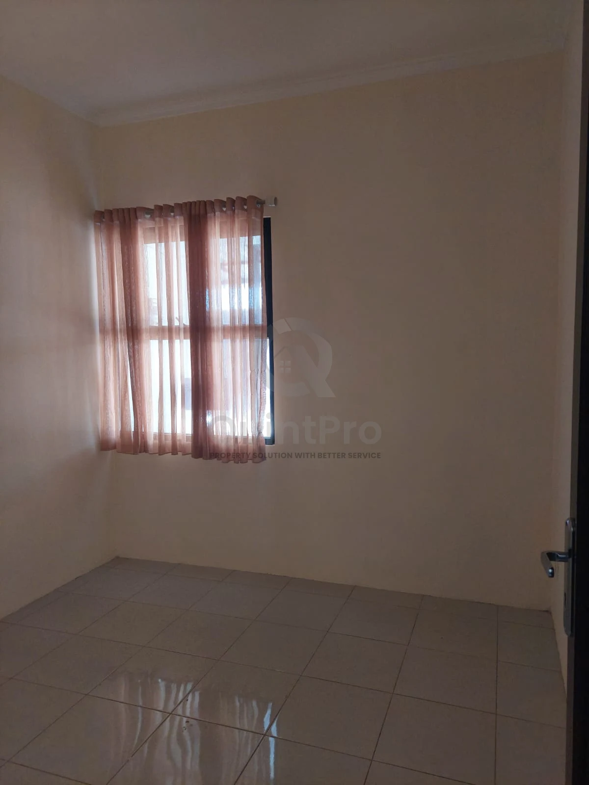 Rumah 2KT Disewa di Serpong Estate Serpong, 2 Lantai Modern Semi-Furnished — foto 2
