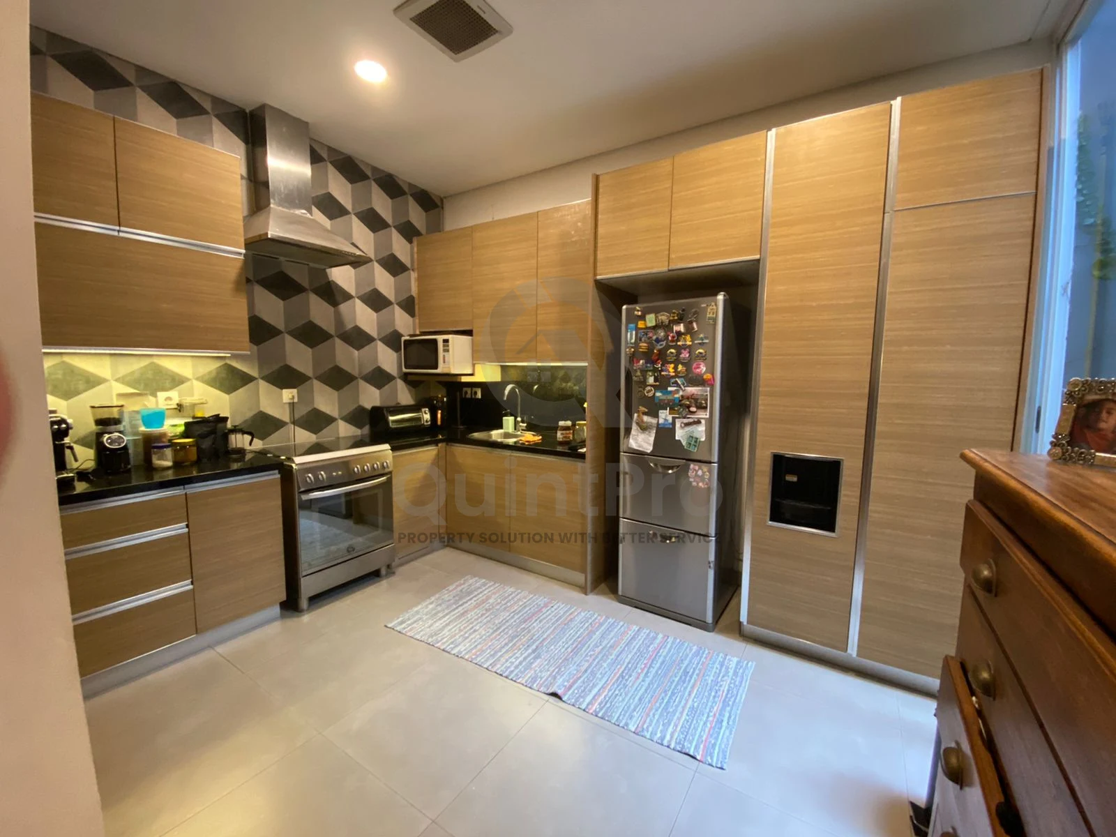 Rumah Modern 3KT 180m² di Discovery Bintaro, 2 Lantai Carport 2 Mobil SHM — foto 3